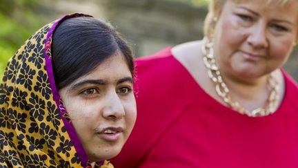 Oslo (Norvège), le 14 juin 2014. Malala Yousafzai, l'écolière pakistanaise attaquée en 2012 par les talibans, réfugiée en Angleterre. Elle est en compagnie de la Première ministre norvégienne pour recevoir le prix Nobel de la Paix. (AFP PHOTO / NTB SCANPIX )