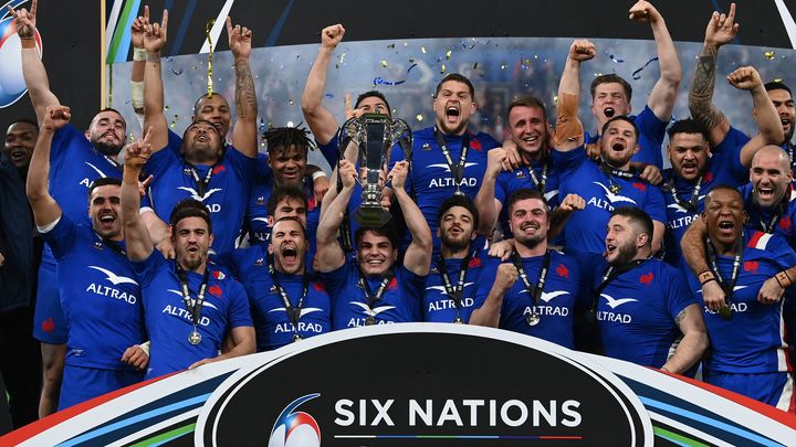 La joie des Français après leur Grand Chelem lors du Tournoi des six nations, le 19 mars 2022. (FRANCK FIFE / AFP)