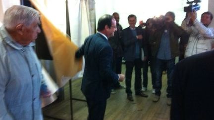 François Hollande votait dimanchematin à Tulle. (Photo provenant du compte Twitter FH2012)