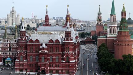 Une vue du Musée historique d'État et des tours du Kremlin, dont la tour Spasskayadans le centre de Moscou, le 11 juillet 2022. (KIRILL KUDRYAVTSEV / AFP)