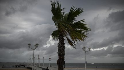 Quelques rares passants se risquent sur le bord de mer à Arcachon alors que la France est en alerte en raison de la tempête Ciaran le 1er novembre 2023. (PHILIPPE LOPEZ / AFP)