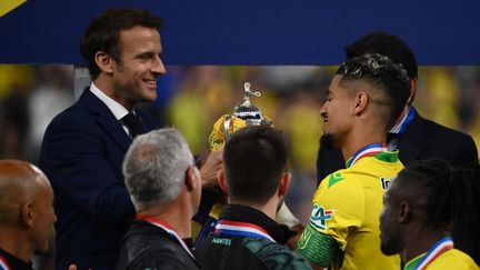 Emmanuel Macron remet le trophée de la Coupe de France au Stade de France le 7 mai 2022 lors de la finale entre Nice et Nantes. (FRANCK FIFE / AFP)