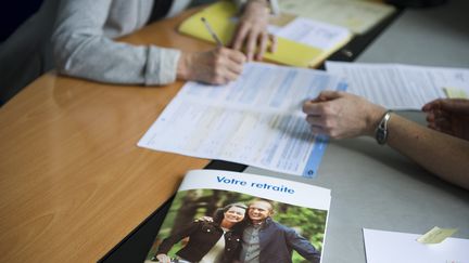 Une salariée vient remplir son dossier pour partir à la retraite dans un point d'accueil de la Caisse nationale d'assurance vieillesse, à Paris, le 7 juin 2010. (MAXPPP)