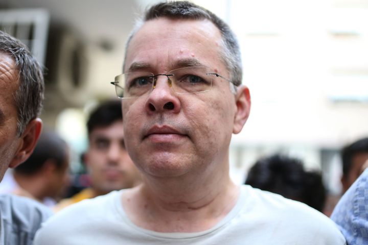 Andrew Brunson escorté par la police turque jusqu'à sa maison à Izmir, en Turquie, le 25 juillet 2018.&nbsp; (AFP)