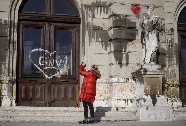 Les dégâts devant le grand théâtre de Genève de la manifestation pour la culture du 20 décembre 2015 
 (Fabrice Coffrini / AFP )