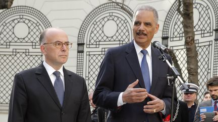 Le ministre de l'Int&eacute;rieur Bernard Cazeneuve (&agrave; gauche) et le ministre de la Justice Eric Holder le 11 janvier 2015 &agrave; Paris. (MATTHIEU ALEXANDRE / AFP)