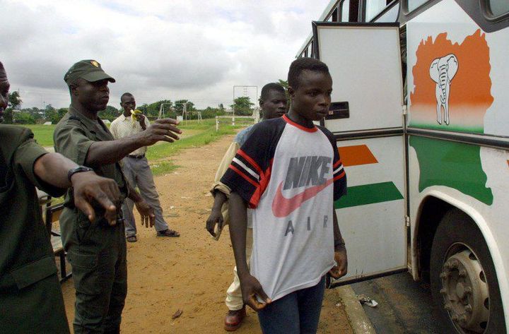 Des enfants burkinabè destinés aux plantations de cacao débarquent d'un bus à Abidjan après avoir été interceptés par la police le 1er juin 2001. (Photo AFP/Issouf Sanogo)