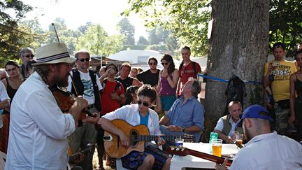 Au festival Django Reinhardt de Samois-sur-Seine, on d&eacute;fend un esprit d'authenticit&eacute; et de proximit&eacute; avec le public, loin de la standardisation des festivals, &agrave; l'image de ces musiciens amateurs qui se m&ecirc;lent &agrave; des professionnels. (ANTHONY VOISIN)