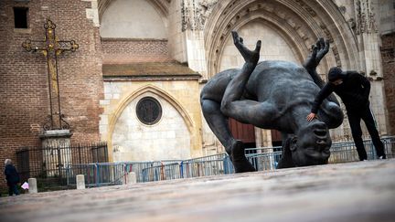 Le "Géant de sel" exposé sur le parvis de la cathédrale de Toulouse.&nbsp; (LIONEL BONAVENTURE / AFP)