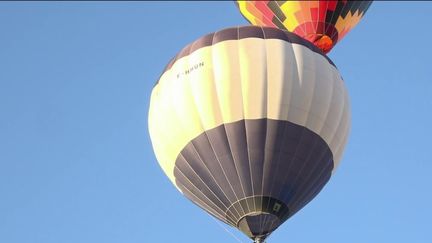 Jeudi 22 septembre, plusieurs pilotes de montgolfières se donnent rendez-vous dans le Larzac pour faire découvrir les paysages vus du ciel.&nbsp; (FRANCE 2)