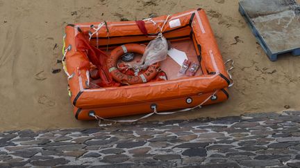 Le canot de sauvetage du "Carrera", chalutier naufragé à la sortie du chenal des Sables-d'Olonne (Vendée), le 7 juin 2019. (SEBASTIEN SALOM-GOMIS / AFP)