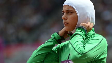 La Saoudienne Sarah Attar, le 8 ao&ucirc;t 2012 &agrave; Londres, avant une &eacute;preuve du 800 m des Jeux olympiques. (OLIVIER MORIN / AFP)