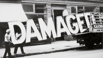 Walker Evans, géant de la photographie américaine qui a marqué une génération d'artistes, n'avait jamais eu de rétrospective à Paris. Près de 80 ans après sa première grande exposition au Museum of Modern Art (MoMA) de New York, le Centre Pompidou présente plus de 300 tirages d'époque de ses œuvres, de la fin des années 1920 aux derniers polaroïds des années 1970. Jusqu'au 14 août 2017. Ici, Walker Evans, "Truck and Sign", 
1928-1930, Collection particulière, San Francisco
 
 (Walker Evans Archive, The Metropolitan Museum of Art Photo: © Fernando Maquieira, Cromotex)