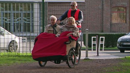 L'association "À&nbsp;vélo sans âge" offre des balades en triporteur à des résidents de l'Ehpad de Mons-en-Baroeul (Nord) (France 3 Hauts-de-France)