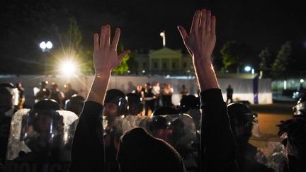 Des manifestants sont rassemblés devant la Maison Blanche, à Washington DC (Etats-Unis), le 30 mai 2020.
 (ERIC THAYER / REUTERS)