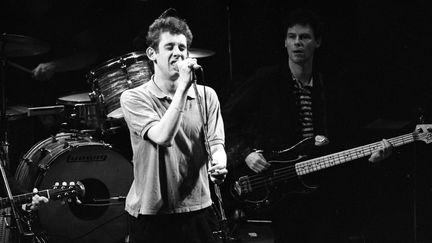 Shane MacGowan, chanteur des Pogues, sur la scène du Olympia Ballroom de Dublin (Irlande) en 1986. (INDEPENDENT NEWS AND MEDIA / HULTON ARCHIVE)