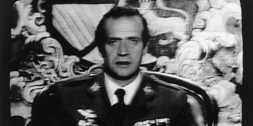 1981. le roi Juan Carlos s'adresse aux Espagnols après la tentative de coup d'Etat et les appelle à avoir confiance dans la démocratie. Par ce geste, le roi conforte définitivement la jeune démocratie. (UPI/AFP)