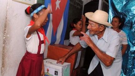 Le 3 février 2013 dans la communauté rurale de Pueblo Nuevo (municipalité de Guise). Un Cubain vote pour élire les délégués à l'Assemblée provinciale et les membres du Parlement. L'opposition a boycotté le scrutin. (AIN FOTO / Armando Ernesto Contreras TAMAYO / Thm)