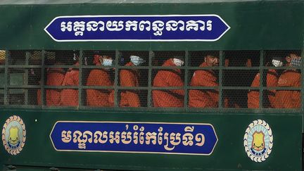 Des prisonniers arrivant dans un camion au tribunal municipal de Phnom Penh (15 janvier 2021). (TANG CHHIN SOTHY / AFP)