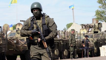 Un soldat ukrainien circule dans le camp militaire situ&eacute; pr&egrave;s de Sviatohirsk (Ukraine), le 20 juin 2014. (REUTERS)