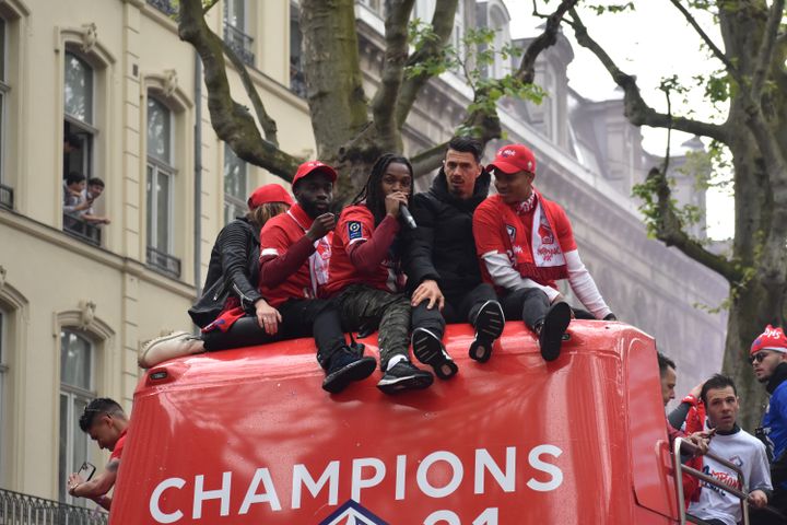 Renato Sanches au micro pour lancer des chants lors de la parade.&nbsp; (Hortense Leblanc)