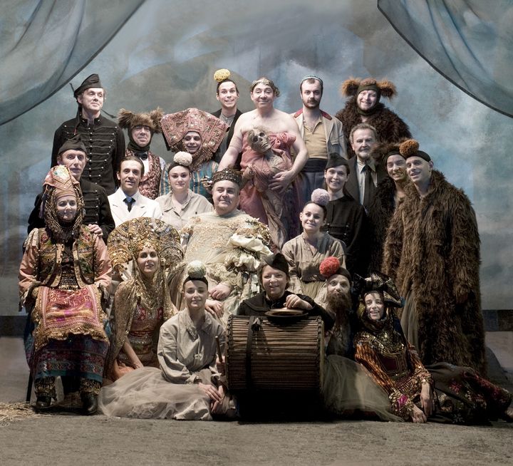 Hervé Pierre avec la troupe de "Peer Gynt" (BRIGITTE ENGUERAND / FEDEPHOTO)