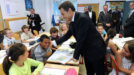 Nicolas Sarkozy visite une &eacute;cole primaire &agrave; La Canourgue (Loz&egrave;re), le 21 juin 2011. (PASCAL GUYOT / AFP PHOTO)