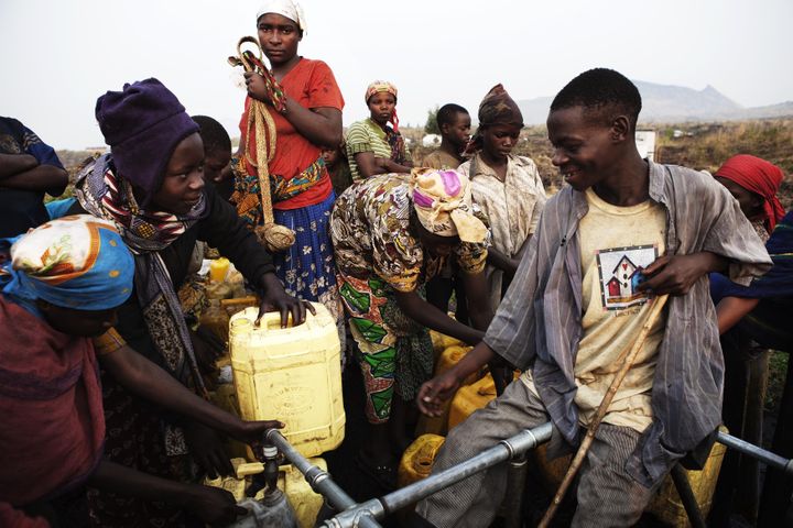 Un groupe de ygmées puise de l'eau près du village de Mugunga, à l'ouest de Goma, en République démocratique du Congo. (FINBARR O'REILLY / REUTERS)