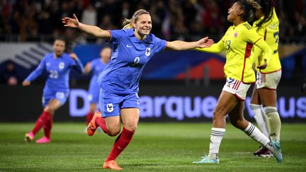 La joie d'Eugénie Le Sommer, double buteuse contre la Colombie en match amical, le 7 avril 2023. (FRANCK FIFE / AFP)