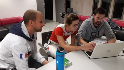 Cécilia Berder, entourée de ses entraineurs Cyril Verbrackel (à gauche) et Julien Médard lors d'une séance vidéo. (FABRICE RIGOBERT / RADIO FRANCE)