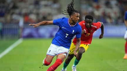 Michael Olise en action lors de France-Guinée aux Jeux olympiques de Paris 2024, le 27 juillet, à Nice. (NORBERT SCANELLA / AFP)