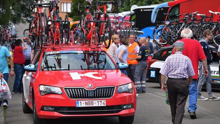 Des voitures&nbsp;d'équipes circulent après l'annulation de la fin de la troisième&nbsp;étape du Tour de Belgique, le 28 mai 2016. (DAVID STOCKMAN / BELGA MAG / AFP)