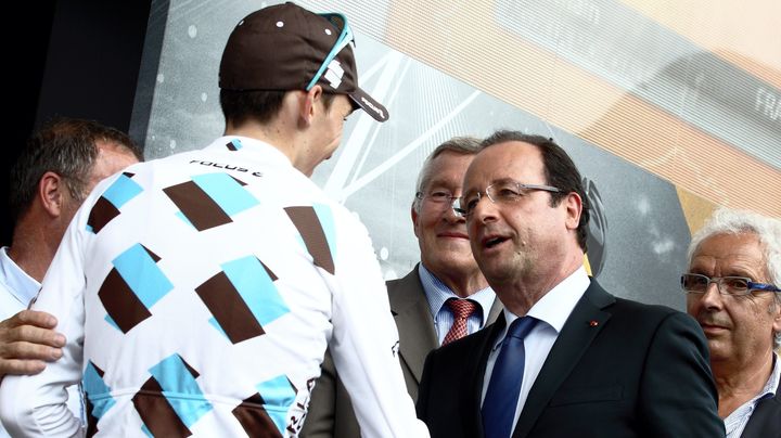 Le coureur cycliste Romain Bardet serre la main de Fran&ccedil;ois Hollande &agrave; l'issue de la 9e &eacute;tape du Tour de France, &agrave; Bagn&egrave;res-de-Luchon, le 7 juillet 2013.&nbsp; (  MAXPPP)