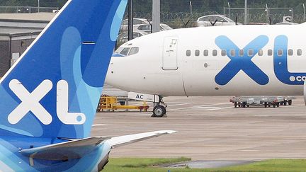 Deux avions de la XL Airways, à l'aéroport de Manchester (Grande-Bretagne). (PAUL ELLIS / AFP)