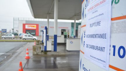 Une station-service fermée pour cause de manque de carburant, mercredi 18 mai 2016 à Châteaubriant (Loire-Atlantique). (RONAN HOUSSIN / CITIZENSIDE / AFP)