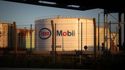 La raffinerie Esso-ExxonMobil de Port-Jérôme, près du Havre (Seine-Maritime), le 11 octobre 2022. (LOU BENOIST / AFP)