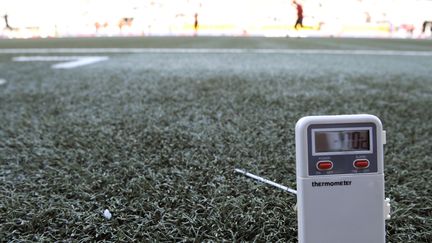 Un thermom&egrave;tre sur la pelouse de Nancy avant Nancy-Rennes affiche -7&deg;C, le 4 f&eacute;vrier 2012. (JEAN-CHRISTOPHE VERHAEGEN / AFP)