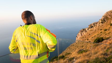 Un sauveteur alpin observe le secteur dans lequel le randonneur français Simon Gautier a été retrouvé mort, le 19 août 2019 en Italie. (ELIANO IMPERATO / AFP)