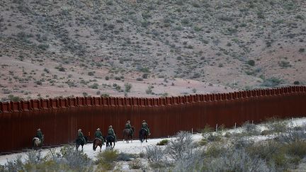 ces chevaux sont vendus 500 à 800 dollars à l’US Border Patrol (CBP), le service des douanes et de la protection des frontières aux Etats-Unis, principal acheteur de chevaux dressés par des détenus. Un prix très attrayant pour obtenir un cheval de selle, un cheval propre à être monté par un cavalier.  (Mike Blake / Reuters)