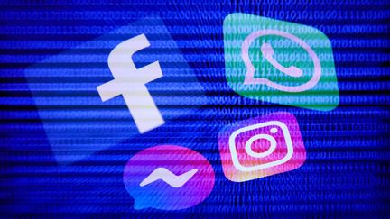 Les logos des réseaux sociaux du groupe Facebook, le&nbsp;4 octobre 2021. (JAKUB PORZYCKI / NURPHOTO / AFP)