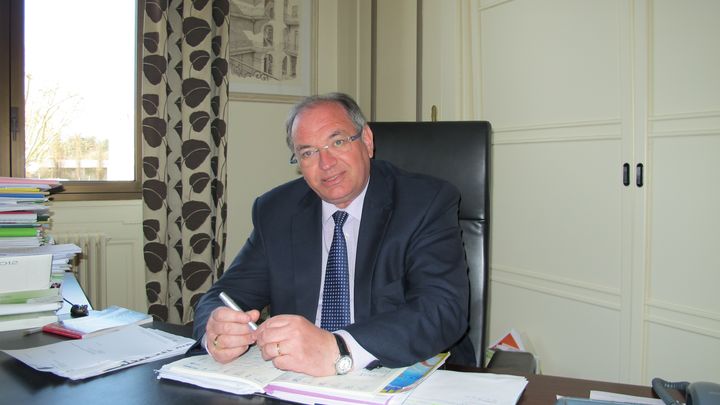 Bernard Perrut, d&eacute;put&eacute; UMP du Rh&ocirc;ne depuis quinze ans et maire de Villefranche-sur-Sa&ocirc;ne. En 2007, il a &eacute;t&eacute; &eacute;lu d&egrave;s le premier tour avec pr&egrave;s de 56% des voix. (SALOME LEGRAND / FVTI)