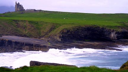 Un château au bord de la mer dans la région de Mullaghmore en Irlande. (MAXPPP)