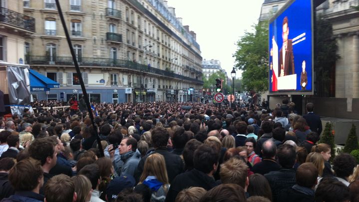 Des centaines de partisans de Nicolas Sarkozy r&eacute;unis devant la salle de la Mutualit&eacute;, le 6 mai 2012 &agrave; Paris. (CHRISTOPHE RAUZY / FTVI)