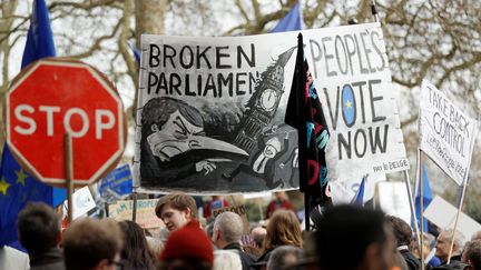 Des partisans d'un maintien du Royuame-Uni dans l'Union européenne manifestent à Londres (Royaume-Uni), le 23 mars 2019. (PETER NICHOLLS / REUTERS)