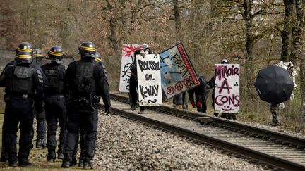 Les manifestants et les forces de l'ordre se font face à face lors des mobilisations contre le projet d'autoroute A69 prévue reliant Toulouse et la ville de Castres, le 15 février 2024. (ED JONES / AFP)