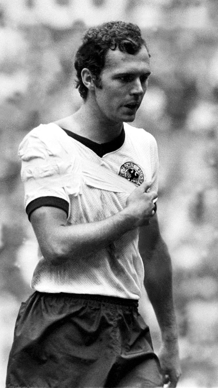 Franz Beckenbauer, le bras en écharpe, contre l'Italie, en demi-finale de la Coupe du monde 1970. (WEREK / AFP)