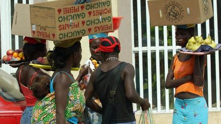 Des vendeuses avec leurs marchandises sur la tête à Luanda, en Angola, le 20 juillet 2005. (DPA/Wolfgang Langenstrassen)