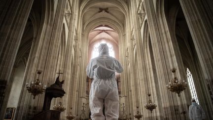 Après l'incendie survenu le 18 juillet 2020, la cathédrale de Nantes devrait rouvrir ses portes au public fin 2023. (LOIC VENANCE / AFP)