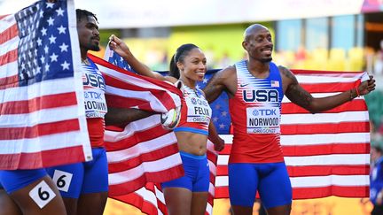 Allyson Felix fête sa médaille de bronze remporté lors de son tout dernier relais 4x400 m mixte, aux championnats du monde d'Eugene, le 15 juillet 2022. (HANNAH PETERS / GETTY IMAGES NORTH AMERICA)