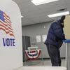 Un électeur vote de manière anticipée pour les primaires, le 17 janvier 2020, à Minneapolis (Minnesota, Etats-Unis). (STEPHEN MATUREN / GETTY IMAGES NORTH AMERICA / AFP)